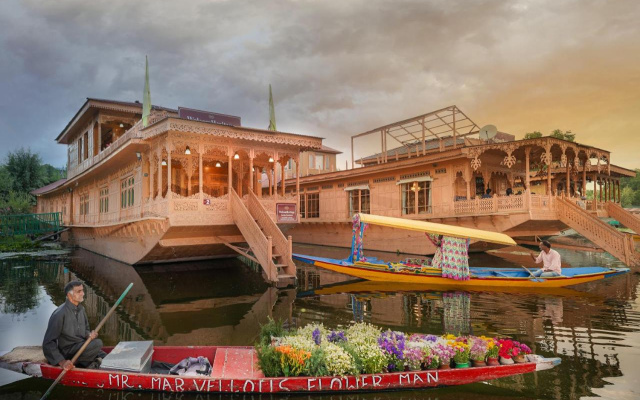 WelcomHeritage Gurkha Houseboats