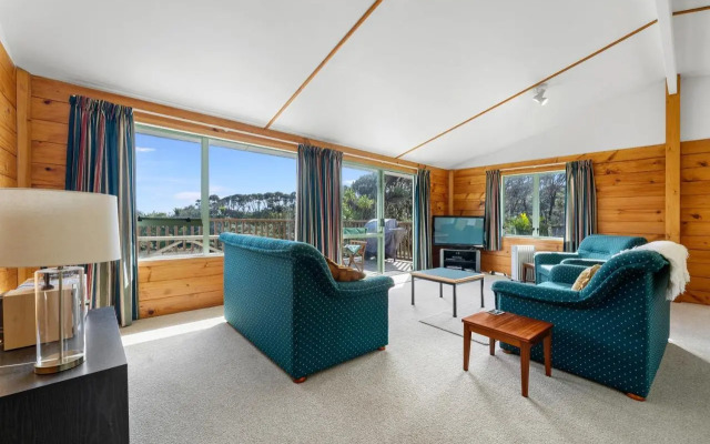 Seaview, Sun and Surf - Piha Holiday Home