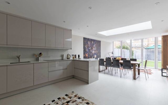 Gorgeous 5 Bed Sleeps 10 In Battersea Village