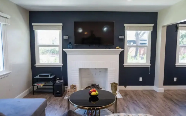 Remodeled 3BR House w Hot Tub Fenced Yard p58
