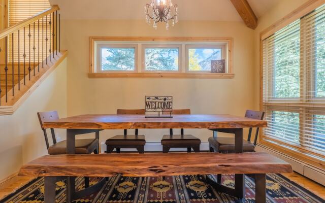 Private Home With A Beautiful Mountain Vista - Woods24 by RedAwning