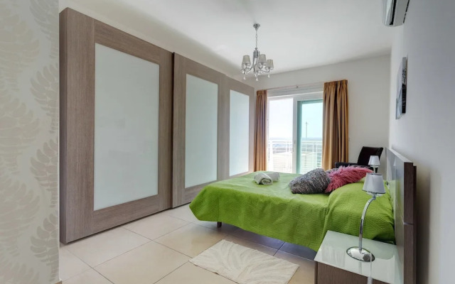 Seafront LUX Apartment wt Pool, Upmarket Area