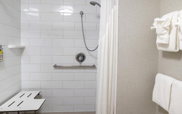 Holiday Inn Express & Suites Racine by IHG