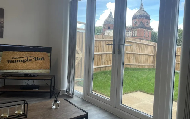 Beautiful 3-bed House in Derby With Parking