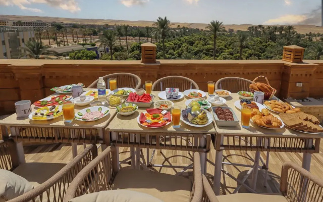 Taj pyramids view inn