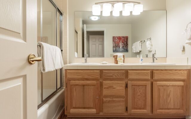 Silver Bear 19 with Covered Parking, Walk to Canyon Lodge by RedAwning