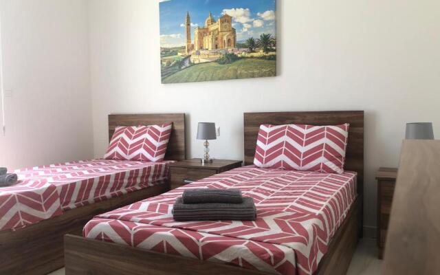 Penthouse in Marsaxlokk with panoramic views: 3 bedrooms, 2 baths