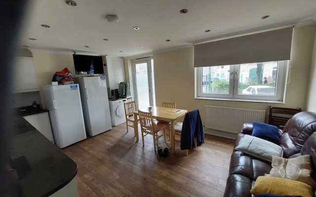 Spacious 3 Bedroom Apartment Near Camden With Balcony