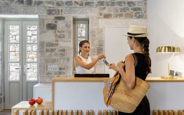 Trapela Limeni Luxury Suites