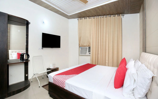 OYO 13368 Hotel Gold Star