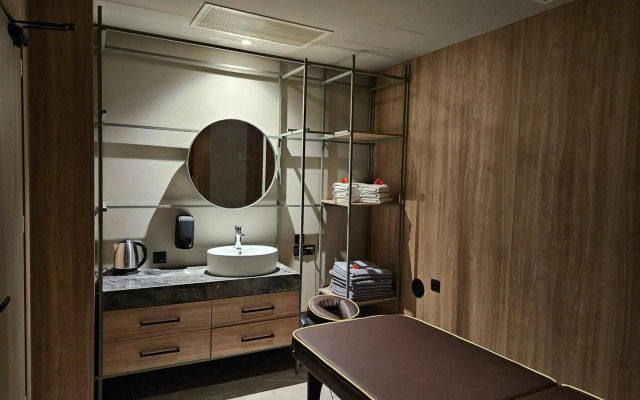 Petousis Hotel & Suites