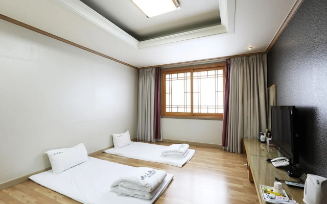 Ace Family Hotel