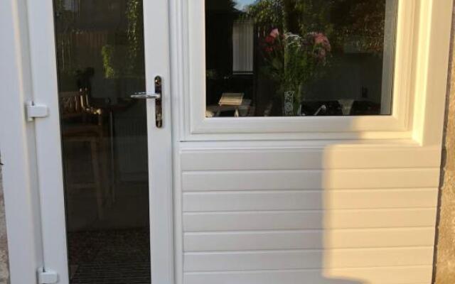 ACE Largs Ground Floor Apartment with Garden