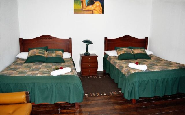 Colonial House Inn - Hostel