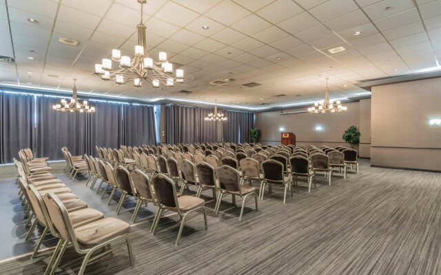 Travelodge by Wyndham Hotel & Convention Centre Quebec City