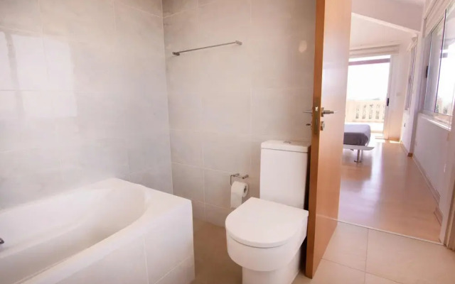 Phaedrus Living: Beachfront Villa Thalassa