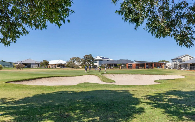 The Links - fairway views, walk to town, air-con