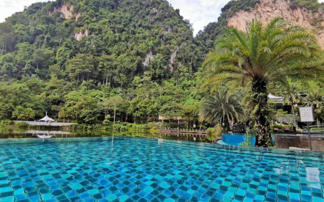 Mountain & Lake Views' Suite Cycas