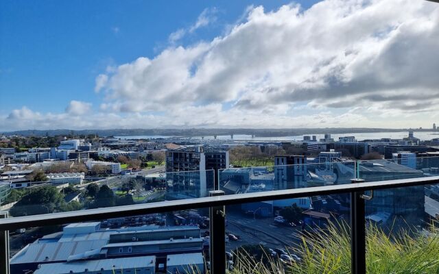 Luxe Apt w Harbour-Sunset Views -Parking