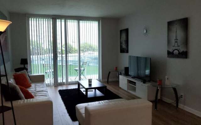3801 Hollywood - 2Z - 1 Br Apts