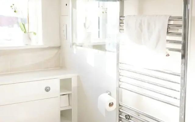 Stylish 2BR Apartment, Town Centre, Free Parking