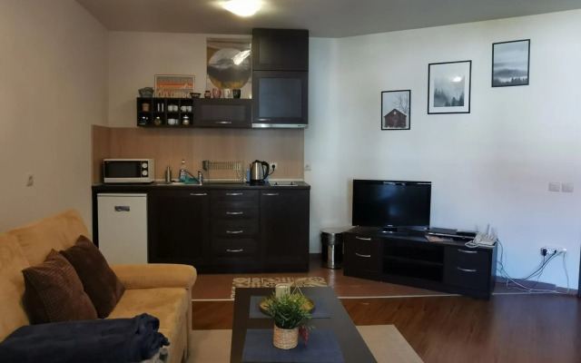 Sunny studio apartment - few steps from Gondola