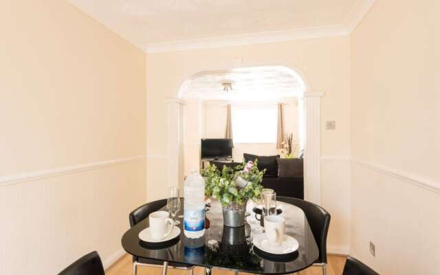 3 Bedroom House in Canning Town With Parking