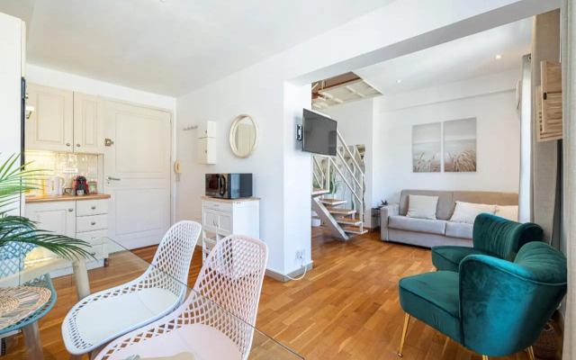 Massena Street - 1 Bdr Duplex with AC & Parking