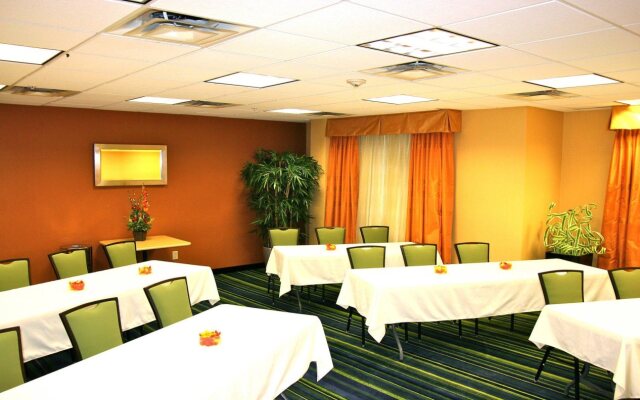 Fairfield Inn and Suites by Marriott Youngstown Austintown