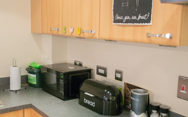 Bright 2 Bedroom Flat With Parking in Oxford