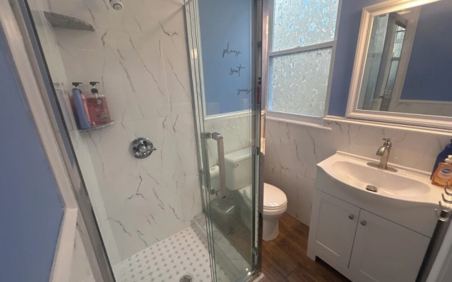 Cozy 2-3 Bedroom Apt in Center City