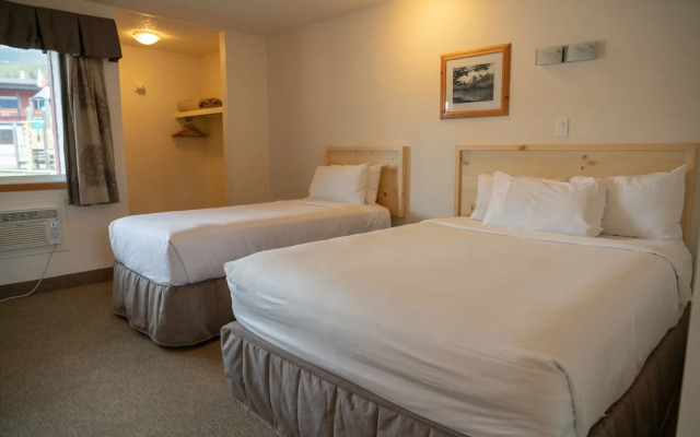 Rocky Mountain Ski Lodge