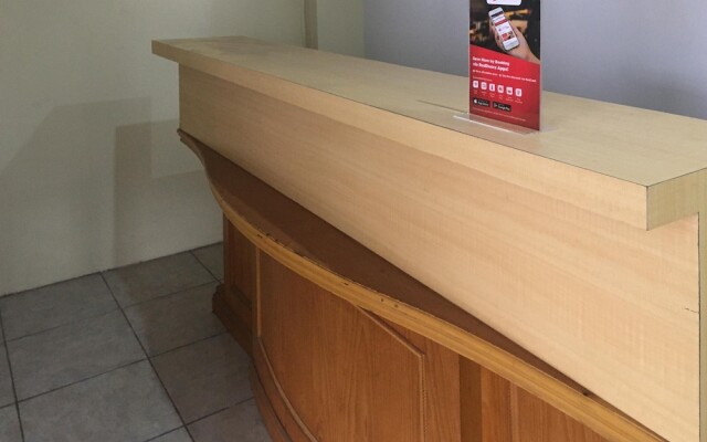 RedDoorz near Institut Kesehatan Helvetia