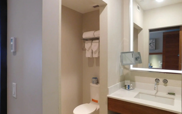 Radisson Hotel & Conference Centre Calgary Airport