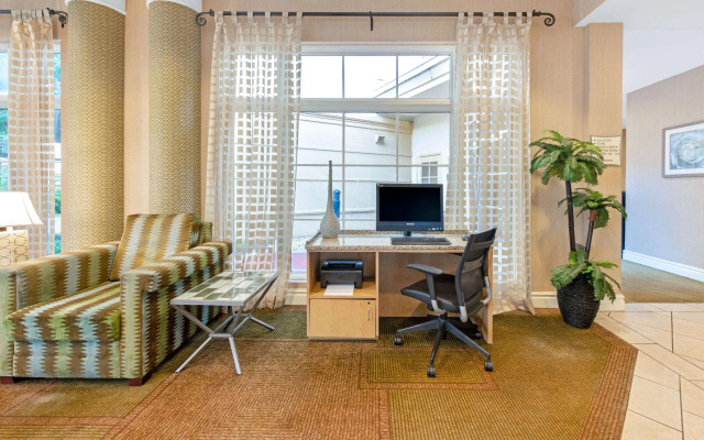 La Quinta Inn & Suites by Wyndham USF (Near Busch Gardens)