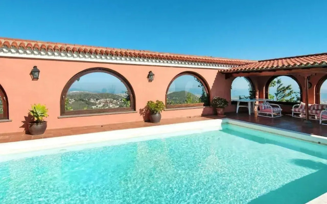 Luxurious Villa Oasis in Santa Brigida
