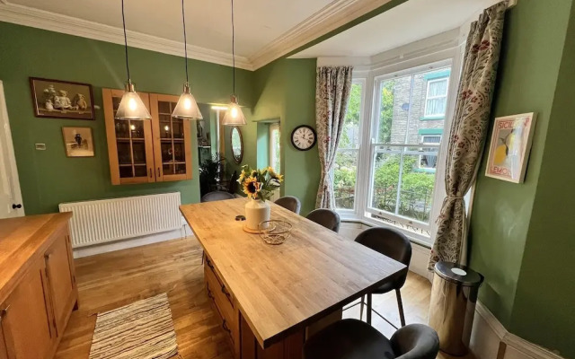 Buxton Bliss - Spacious 5 Bedroom House