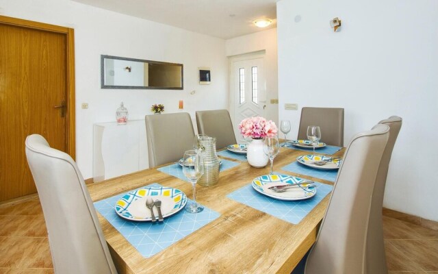 Amazing Home in Sutivan With Wifi and 3 Bedrooms