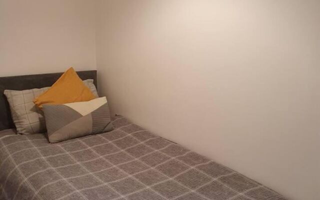 Immaculate 2-bed Apartment in Leigh