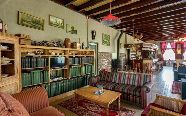 Quaint Holiday Home in Friesland by the Lake