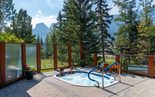Falcon Crest Lodge by CLIQUE