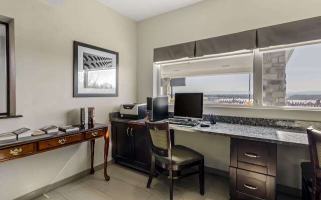 Clarion Pointe Staunton East