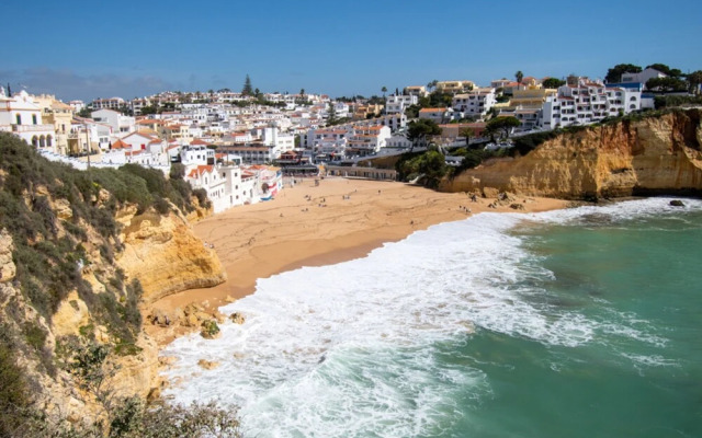 Azula Bright and Airy 2 Bedroom Apartment With p