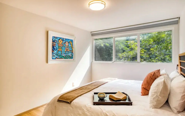 Comfy Apartment with Leafy Views by Tasman