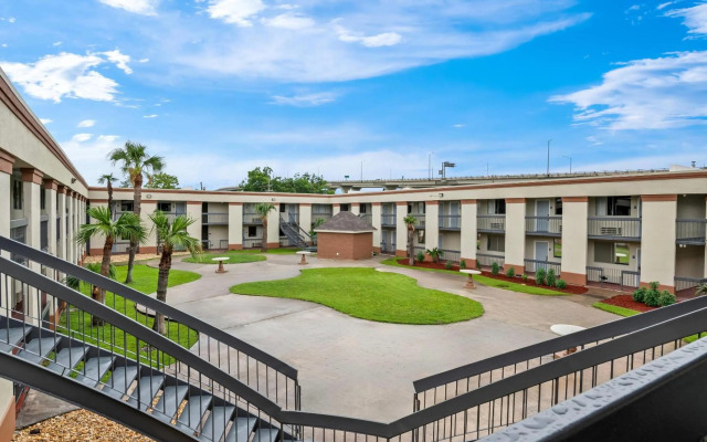 Travelodge by Wyndham New Orleans West Harvey Hotel