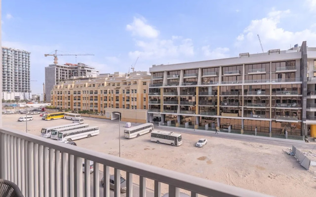 5 Mins Circle mal & 12 Mins Emirates Mal