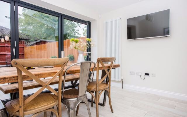 3 Bedroom Home With Skylight and Garden