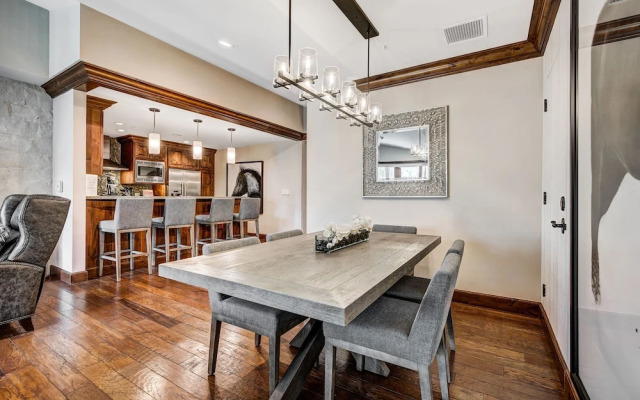 2 BR Ritz-Carlton Chic Décor Valley Views Condo by RedAwning - Save 20% on 7+ Nights!