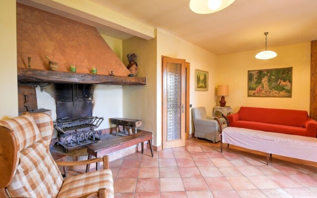 Luxurious Holiday Home in Lamporecchio With Pool