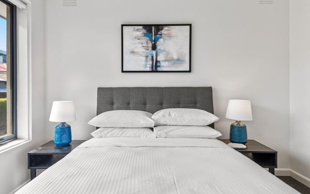 Cosy 1-bed Balcony Unit in Quiet Street by Shops – Guest Rooms – Melbourne